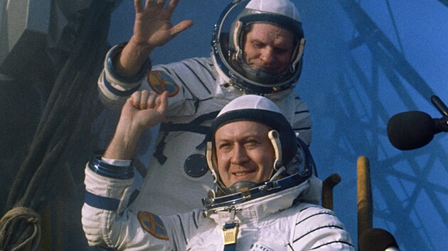�eskoslovensk� kosmonaut
Vladim�r Remek p�i sv�m
letu do vesm�ru v roce 1978 vezl
chlorelu z T�ebon�. Testovalo se,
zda roste ve stavu bezt�e stejn�
jako na Zemi. O �as�ch se u�
tehdy uva�ovalo jako o potrav� �i
zdroji kysl�ku na vesm�rn� stanici.
S jejich vyu�it�m se po��t� p�i
dlouh�ch vesm�rn�ch mis�ch.