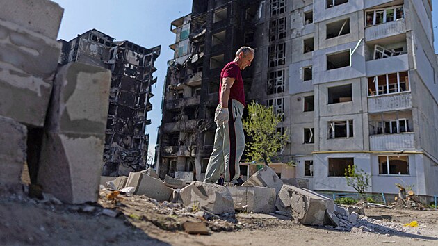 Muž sbírá trosky, aby znovu postavil garáž zničenou nálety ruských vojenských sil na město Borodjanka. (5. května 2022)