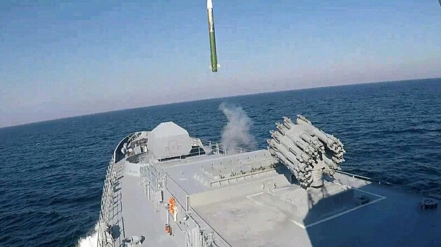 Fregata admirál Essen Černomořské flotily odstřeluje bezpilotní letadlo TB2 Bayraktar (česky Vlajkonoš) nad Černým mořem u západního pobřeží Krymského poloostrova. (12. dubna 2022)