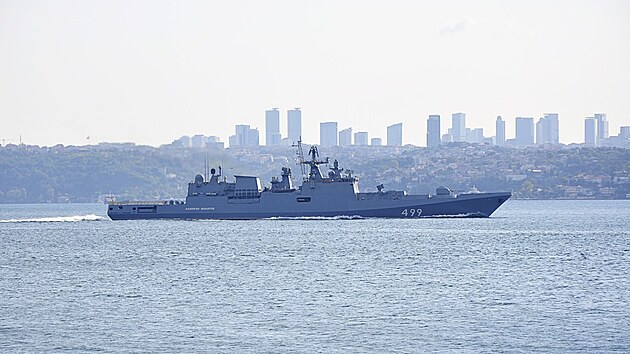 Ruská válečná loď Admirál Makarov proplouvá Bosporem v Istanbulu. (13. srpna 2021)