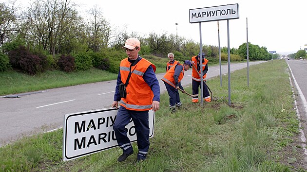 Rusov mn cedule s ukrajinskm pojmenovnm Mariupolu za rusk nzev.