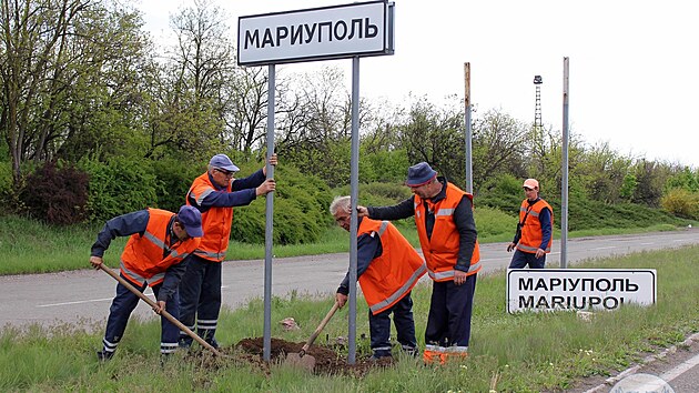 Rusov mn cedule s ukrajinskm pojmenovnm Mariupolu za rusk nzev.