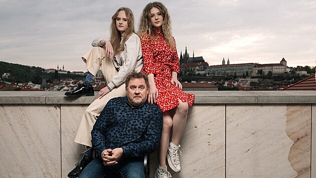 Jana a Franti�ka Koptovy se sv�m otcem V�clavem