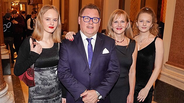 Man�el� Koptovi s dcerami Franti�kou (vlevo) a Janou