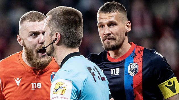Polský sudí Bartosz Frankowski čelí vyčítavým pohledům plzeňského brankáře Jindřicha Staňka a kapitána Lukáše Hejdy v zápase na Slavii.