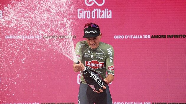 V�T�ZN� SPRCHA. Mathieu van der Poel se raduje z v�t�zstv� v prvn� etap� italsk�ho Gira.