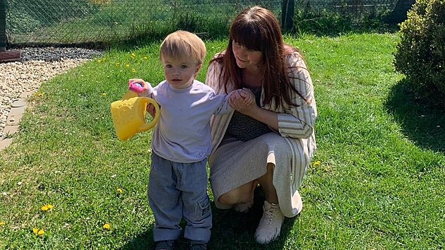 Oksana Černij s jedním ze svých vnuků na zahradě u domu v Česku, kde aktuálně...
