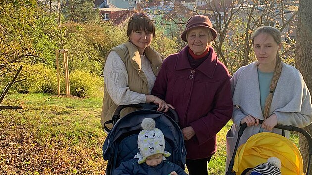 Oksana ernij, jej maminka, dcera a dva vnuci na vychzce v esku, kam prchli ped vlkou na Ukrajin.