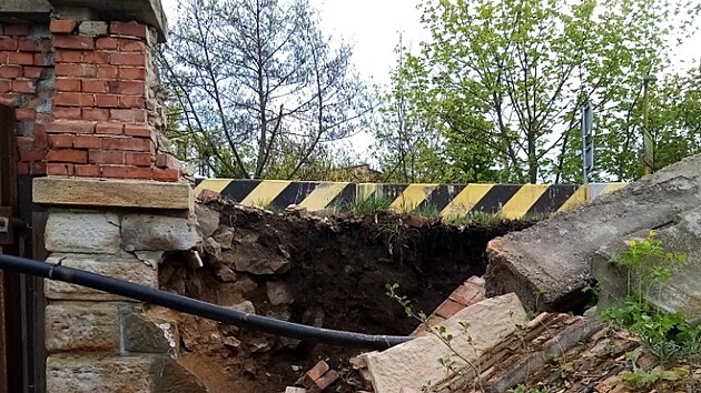 Most v Tetčicích na Brněnsku se rozpadá, kvůli havarijnímu stavu ho museli okamžitě uzavřít.