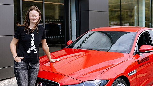 Barbora Krejkov se sponzorskm automobilem.