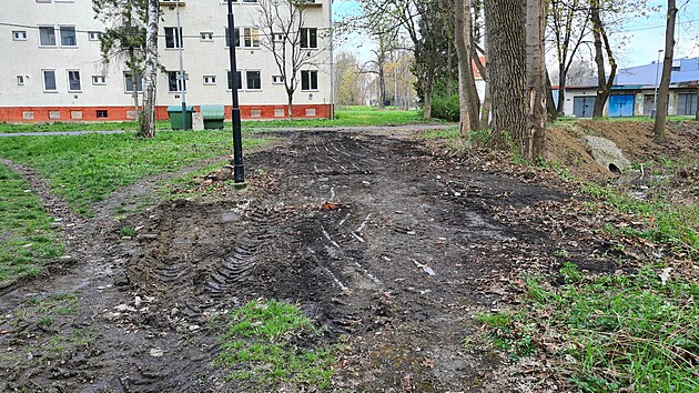 Nkladn vz navezl k dom v Ostrav-Kunikch hromadu odpadu. klidu ern skldky se mstn dokali a po roce.