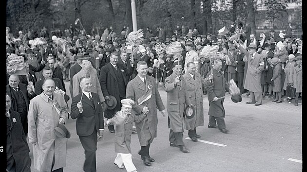 �estn� p�edn� m�sto v prvom�jov�m pr�vodu p��slu�elo ba�ovsk� �editeln�. V prvn� �ad� zleva: Stanislav Landa, Dominik �ipera, Jan Ba�a mlad��, Jan Anton�n Ba�a, Josef Hlavni�ka, Hugo Vavre�ka, Josef Bla�ek. (1937)