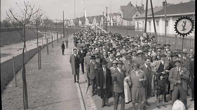 Oddělení montérů na Tyršově nábřeží. Mimo vozovku (vlevo) stojící osoba zvaná krajník, který udržoval tempo chůze (1929)