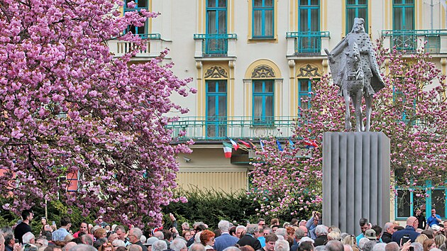 Slavnostní odhalení jezdecké sochy Karla IV. na Divadelním náměstí bylo vrcholem programu letošního zahájení 665. lázeňské sezony v Karlových Varech.  (7. května 2022)