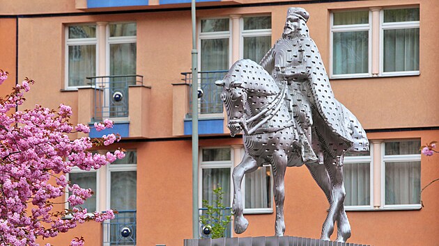 Slavnostní odhalení jezdecké sochy Karla IV. na Divadelním náměstí bylo vrcholem programu letošního zahájení 665. lázeňské sezony v Karlových Varech.  (7. května 2022)