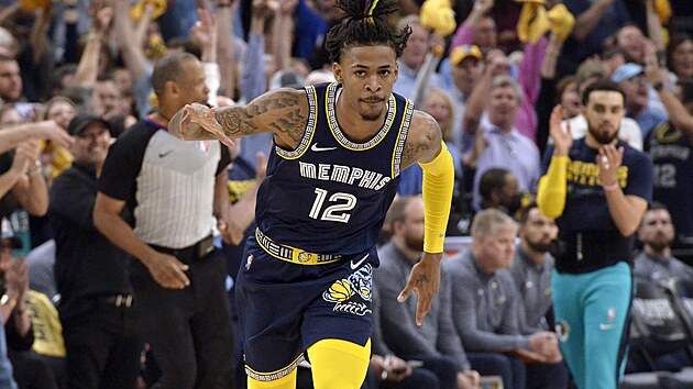 Ja Morant z Memphisu po jedn z spnch akc v duelu s Golden State.