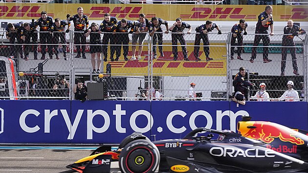 Mechanici Red Bullu slav v moment, kdy Max Verstappen projd vtzn clem Velk ceny Miami F1.