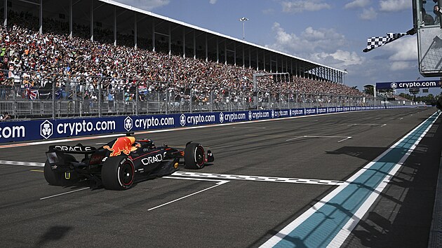 Max Verstappen z Red Bullu projd vtzn clem Velk ceny Miami F1.