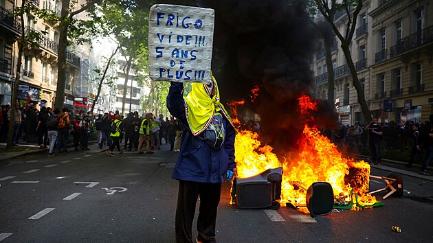 Demonstrantka dr transparent s npisem Przdn lednice!!!! Jet 5 let!!! bhem tradinho prvomjovho pochodu odbor v Pai. (1. kvtna 2022)