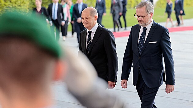 Nmeck kancl Olaf Scholz se v Berln seel s eskm premirem Petrem Fialou. (5. kvtna 2022)