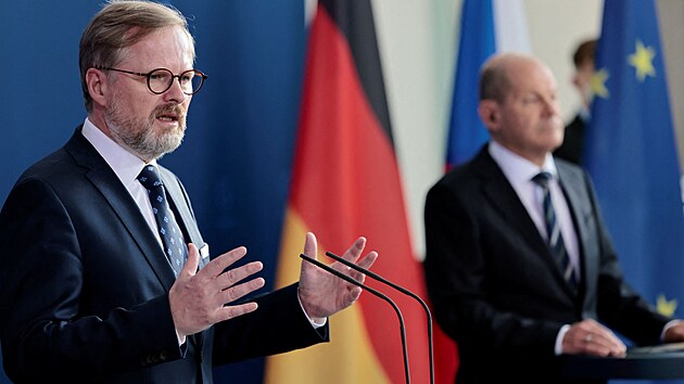 Nmeck kancl Olaf Scholz se v Berln seel s eskm premirem Petrem Fialou. (5. kvtna 2022)