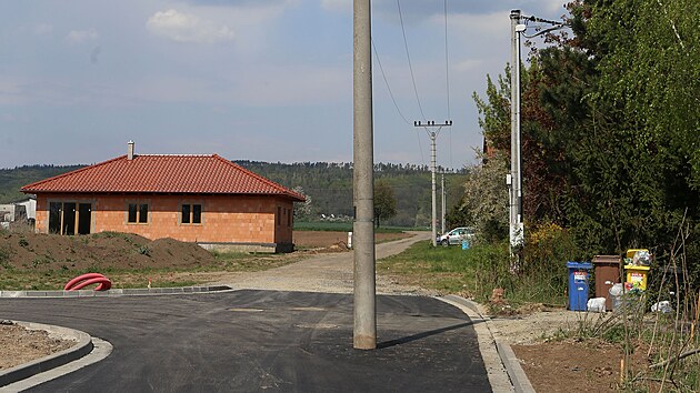 Kvli zpodn peloky nyn v Kostelci na Han stoj sloup elektrickho veden tm uprosted nov silnice.