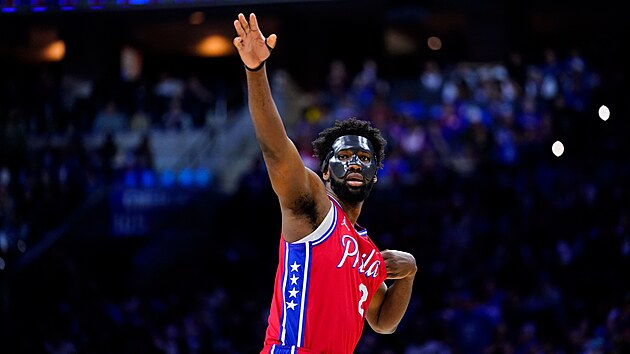 Joel Embiid z Philadelphia 76ers se raduje ze sv trefy.