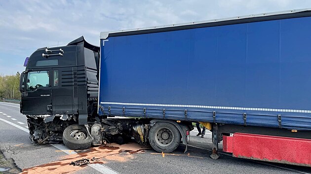 Při nehodě na silnici I/16 u Jičína se srazilo osobní auto s kamionem. (2. 5. 2022)
