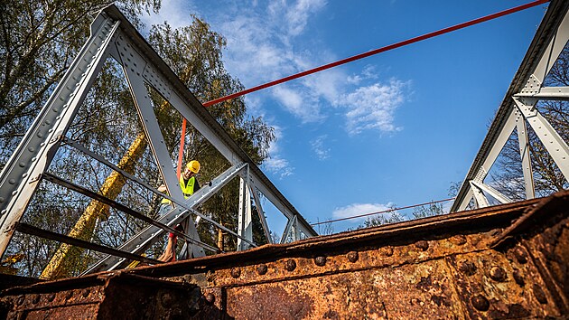 Firma stěhuje dvě nýtované konstrukce z mostu plukovníka Šrámka ve Svinarech. (2. 5. 2022)