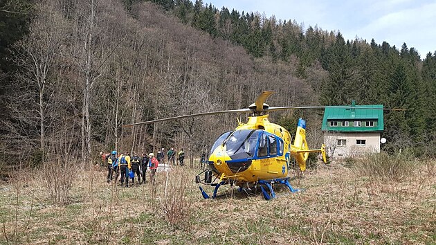 Hasiči a zdravotníci resuscitovali muže v Hořejším Vrchlabí. (30. 4. 2022)
