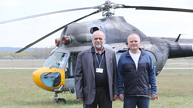 Lékař Michal Mareček (vlevo) a bývalý pilot Jan Nožina u historického stroje Mil Mi-2, se kterým LZS létala v 80. a 90. letech. (28. 4. 2022)