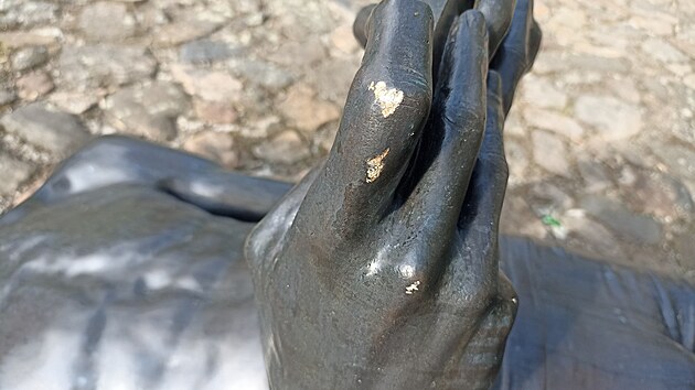 Vandal poniil bronzovou sochu chlapce s mobilem nazvanou IT vk v Klatovech.