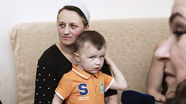V Dobřanech na Plzeňsku našla azyl rodina Halyny a Veniamina Tsitseiových z Ukrajiny. Nábožensky silně založená rodina ukrajinských evangelíků má 16 dětí. (3. 5. 2022)