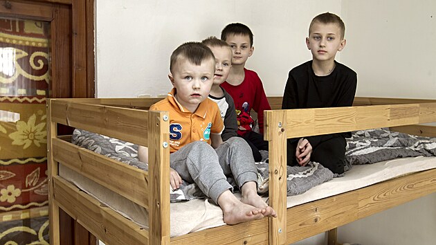 V Dobřanech na Plzeňsku našla azyl rodina Halyny a Veniamina Tsitseiových z Ukrajiny. Nábožensky silně založená rodina ukrajinských evangelíků má 16 dětí. (3. 5. 2022)