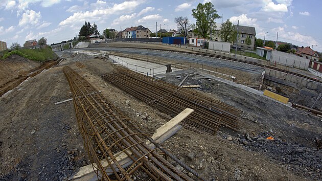 Rodc se tunel na budoucm vchodnm obchvatu Plzn vznik pod kenm s kolejemi na koridoru do eskch Budjovic. (4 .5. 2022)