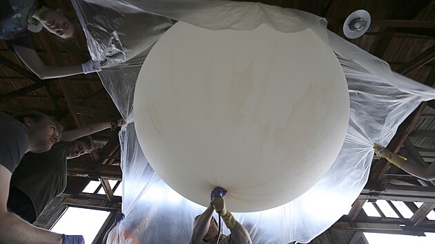 Studenti Pedagogické fakulty Západočeské univerzity v Plzni naplňují experimenty balonovou sondu, kterou pak vypustili do strafosféry.  (8. 5. 2022)