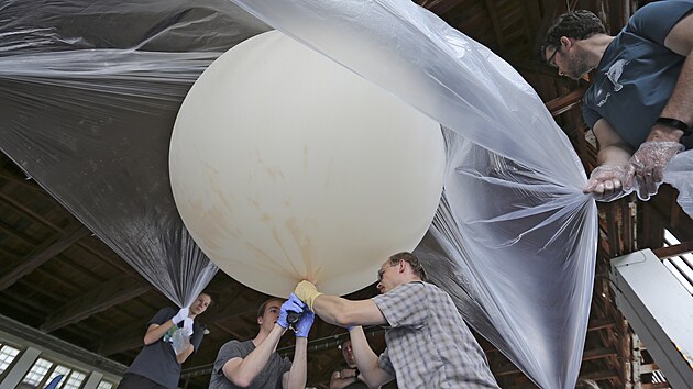 Studenti Pedagogické fakulty Západočeské univerzity v Plzni naplňují experimenty balonovou sondu, kterou pak vypustili do strafosféry.  (8. 5. 2022)