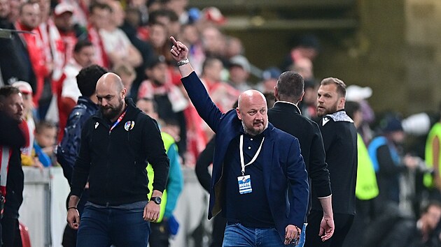 Adolf Šádek, plzeňský majitel a zároveň místopředseda Ligového výboru LFA, která nejvyšší soutěž řídí, ukazuje prostředníček fanouškům Slavie.
