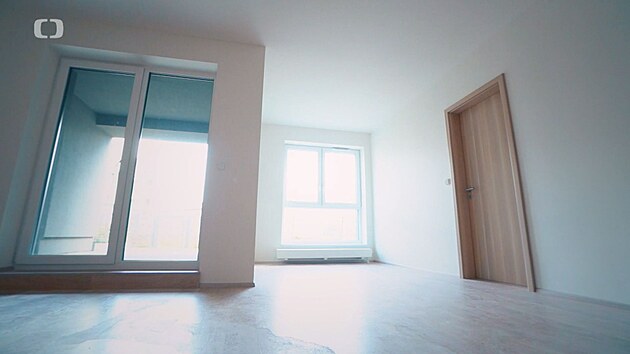 Ráda by vyměnila laminátovou podlahu za vinyl a kvalitnější by měly být i interiérové dveře. 