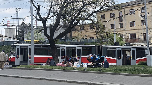 U brněnského hlavního nádraží se usadila skupina asi třiceti ukrajinských uprchlíků, kteří odmítli ubytování.  (2. května 2022)