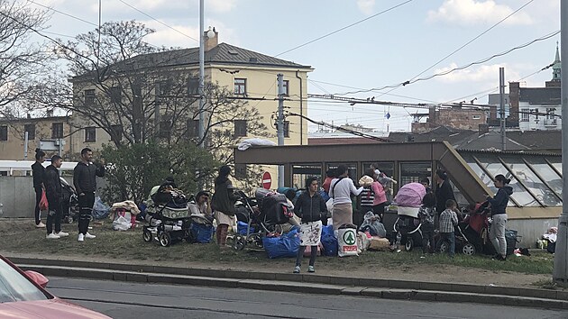 U brněnského hlavního nádraží se usadila skupina asi třiceti ukrajinských uprchlíků, kteří odmítli ubytování. (2. května 2022)