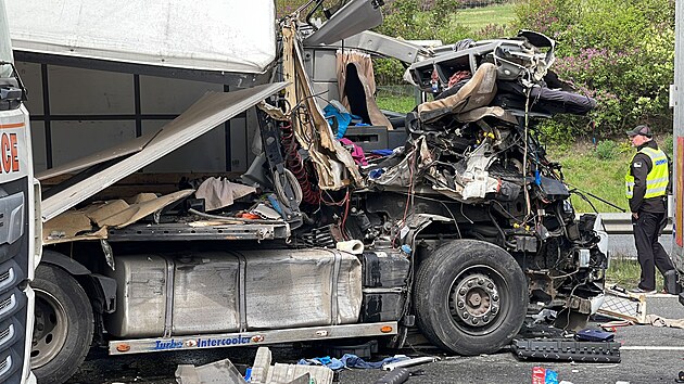 Pi nehod dvou nkladnch aut na D5 ped Prahou zemela spolujezdkyn (5. 5. 2022)