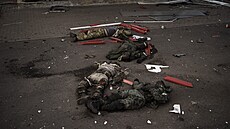 Tla zabitých ruských voják, která na pedmstí Charkova kdosi vyskládal do...