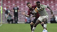 Federico Bonazzoli (vlevo) ze Salernitany a Ridgeciano Haps z Benátek.