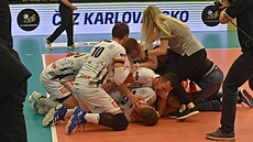 Volejbalisté Karlovarská jásají nad obhajobou domácího titulu.