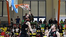 Vojt�ch Hruban z Nymburka sme�uje do ko�e Ústí, p�ihlí�ejí Dalibor Fait ve...