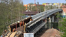 Lávka pro p�í p�es koleji�t� nádra�í v Chebu. (6. kv�tna 2022).