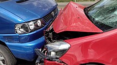 V obci Tupadly u p�echodu pro chodce do�lo k nehod� t�í aut, jedno z nich...