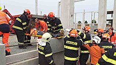 V sobotu odpoledne zachraovali hasii zasypaného dlníka na stavb u Holubic...