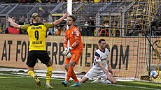 Erling Haaland z Dortmundu dává gól v zápase proti Bochumi.